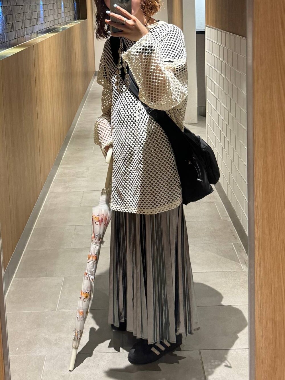 ベージュ系のキャミソール、ホワイト系のTシャツ/カットソー、グレー系のスカートを着用したレディースの夏コーディネートの2枚目の写真