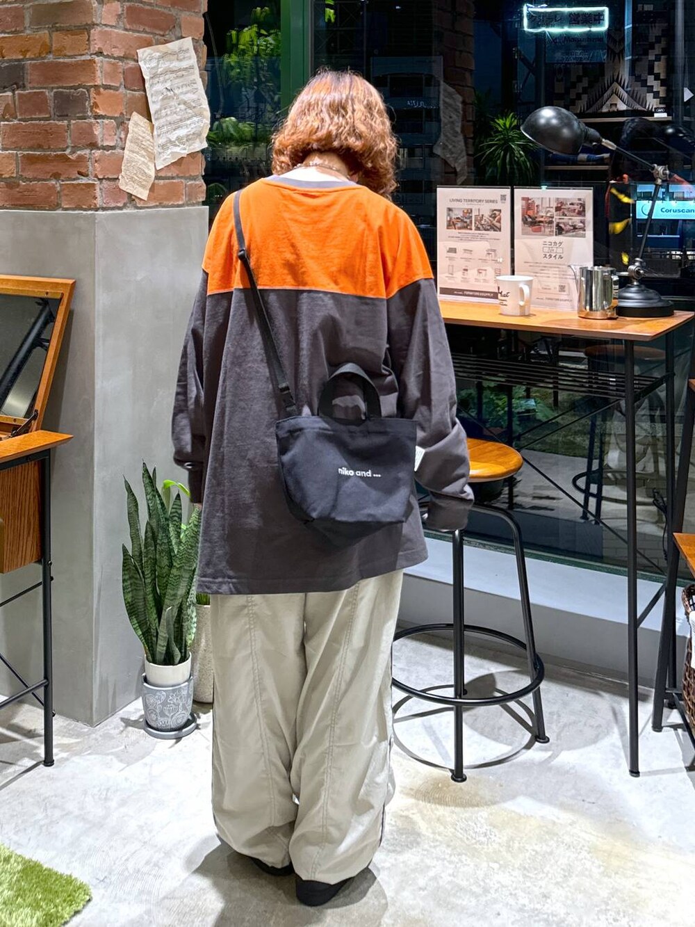 ブラック系のTシャツ/カットソー、ブラック系のショルダーバッグを着用したレディースの夏コーディネートの5枚目の写真