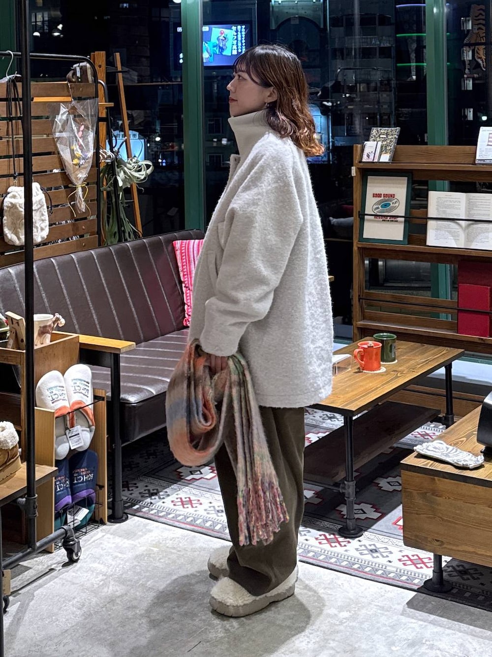 ベージュ系のスリッポン、グレー系のブルゾン、ブラウン系のその他パンツを着用したレディースの秋コーディネートの2枚目の写真