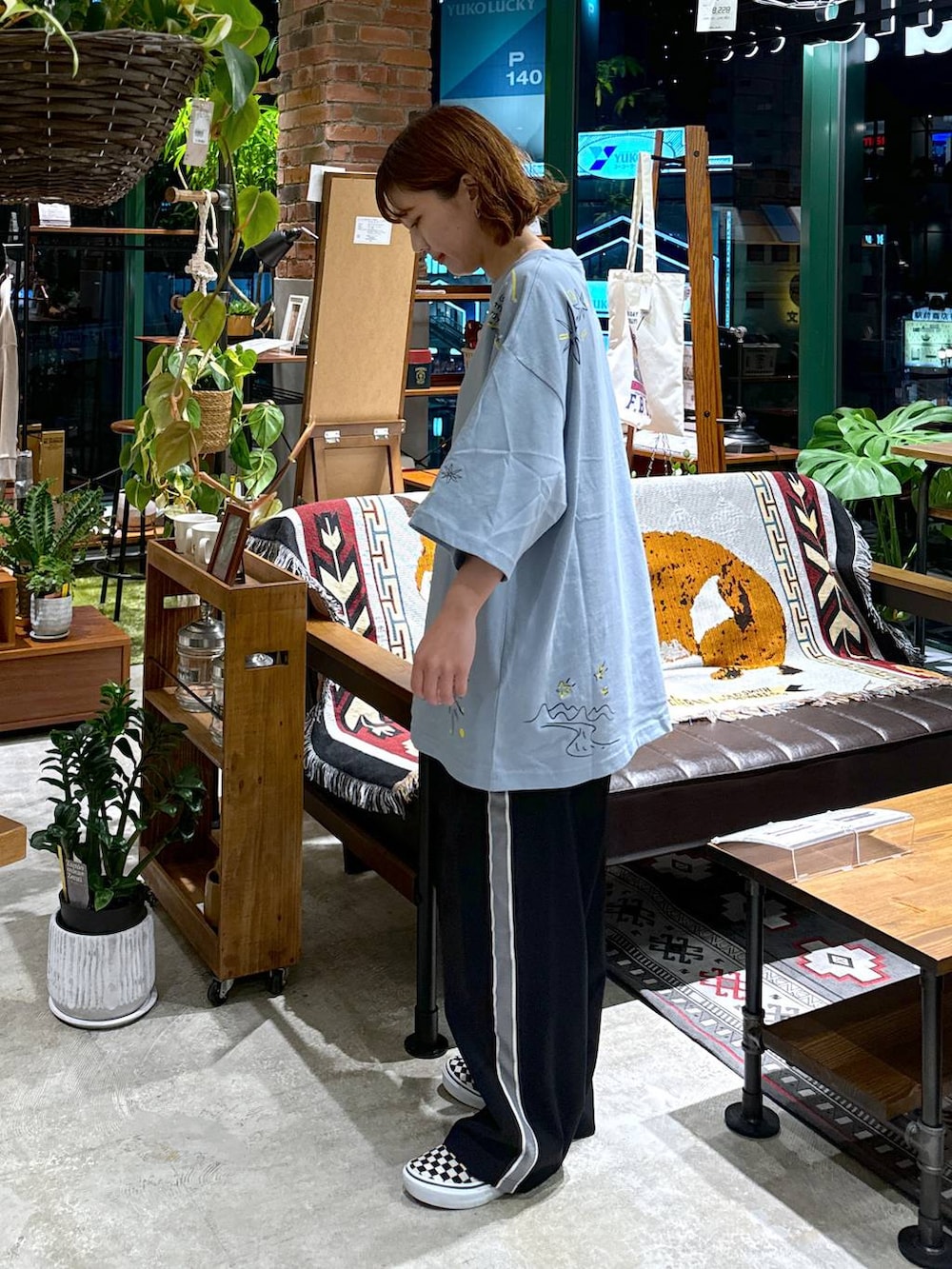 ブラック系のその他パンツを着用したレディースの夏コーディネートの2枚目の写真