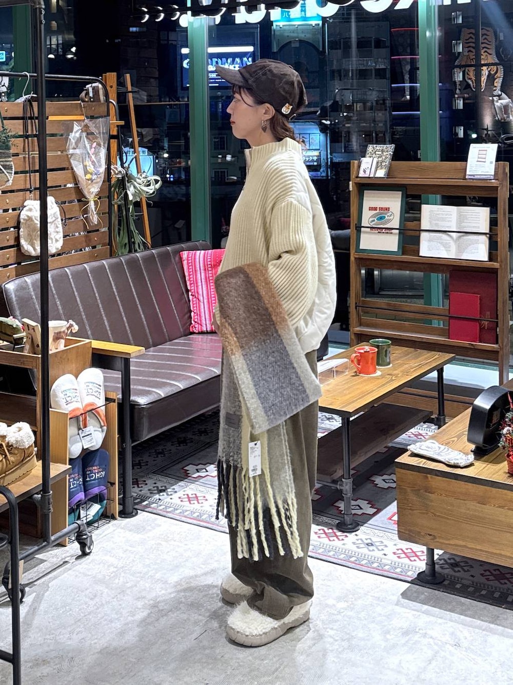 ベージュ系のスリッポン、ブラウン系のその他パンツ、ベージュ系のニット/セーターを着用したレディースの秋コーディネートの4枚目の写真