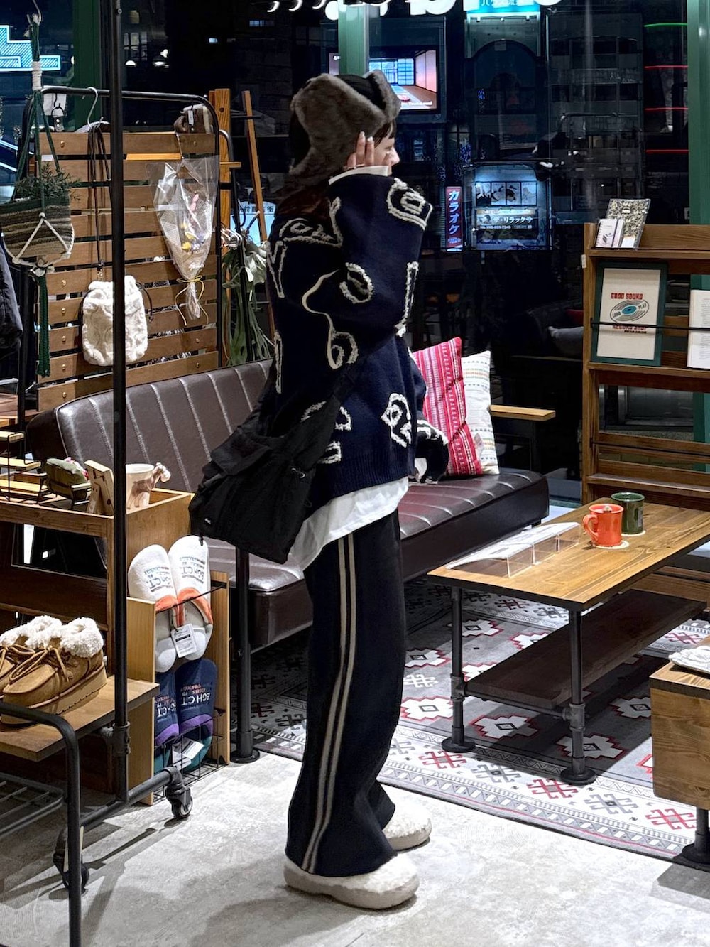 ベージュ系のスリッポン、ホワイト系のTシャツ/カットソー、ブラック系のその他パンツを着用したレディースの秋コーディネートの8枚目の写真