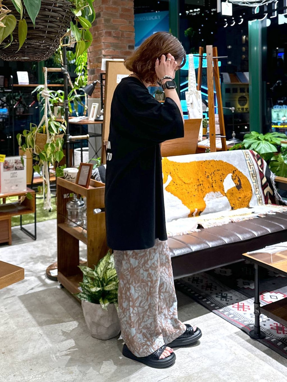 ブラック系のサンダル、ブルー系のその他パンツ、ブラック系のTシャツ/カットソーを着用したレディースの夏コーディネートの3枚目の写真