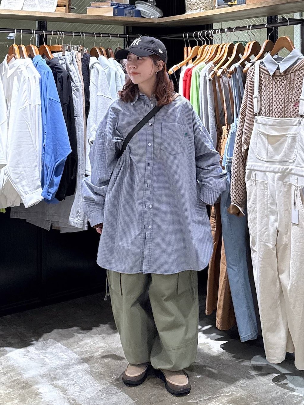 その他のショルダーバッグ、ブルー系のシャツ/ブラウス、グリーン系のカーゴパンツを着用したレディースの冬コーディネートの5枚目の写真