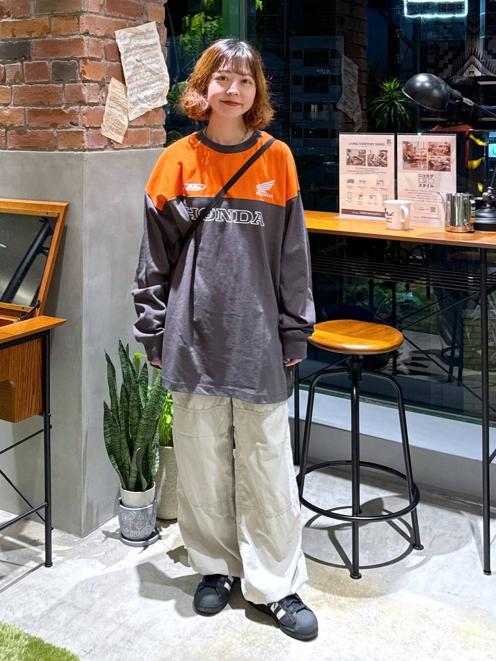 ブラック系のTシャツ/カットソー、ブラック系のショルダーバッグを着用したレディースの夏コーディネートの3枚目の写真