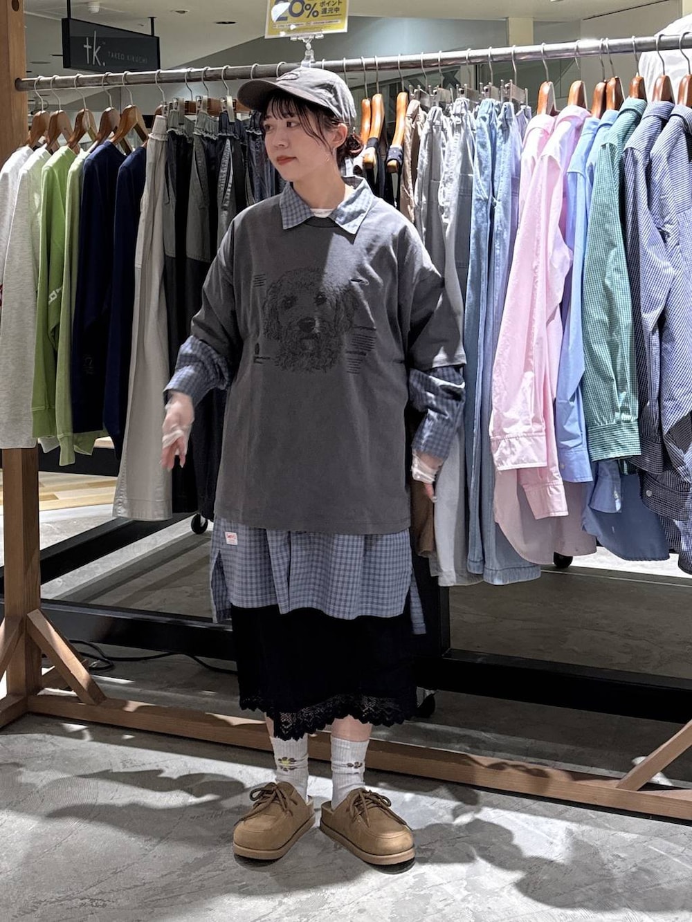 イエロー系のモカシン/デッキシューズ、グレー系のTシャツ/カットソー、ブラック系のスカートを着用したレディースの春コーディネートの2枚目の写真