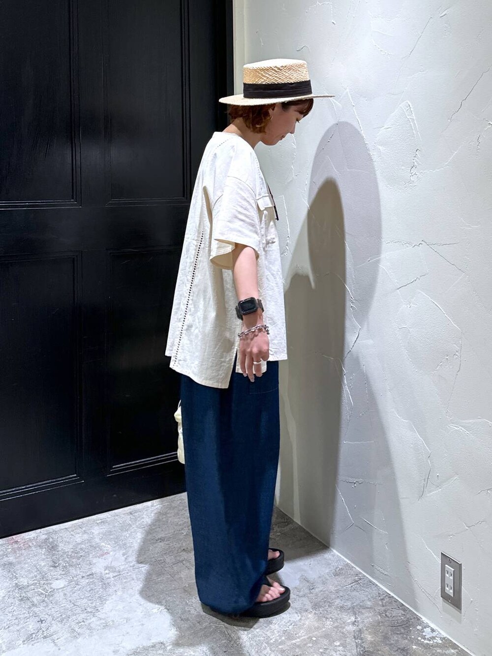 ブラウン系のサングラス、ブラック系のハットを着用したレディースの春コーディネートの8枚目の写真