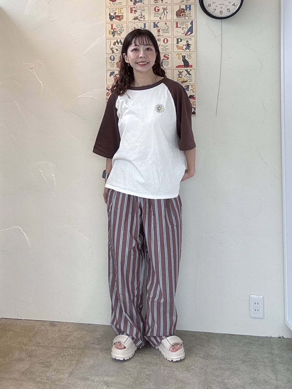 ブラウン系のその他パンツ、ベージュ系のTシャツ/カットソー、ベージュ系のサンダルを着用したレディースの春コーディネートの3枚目の写真