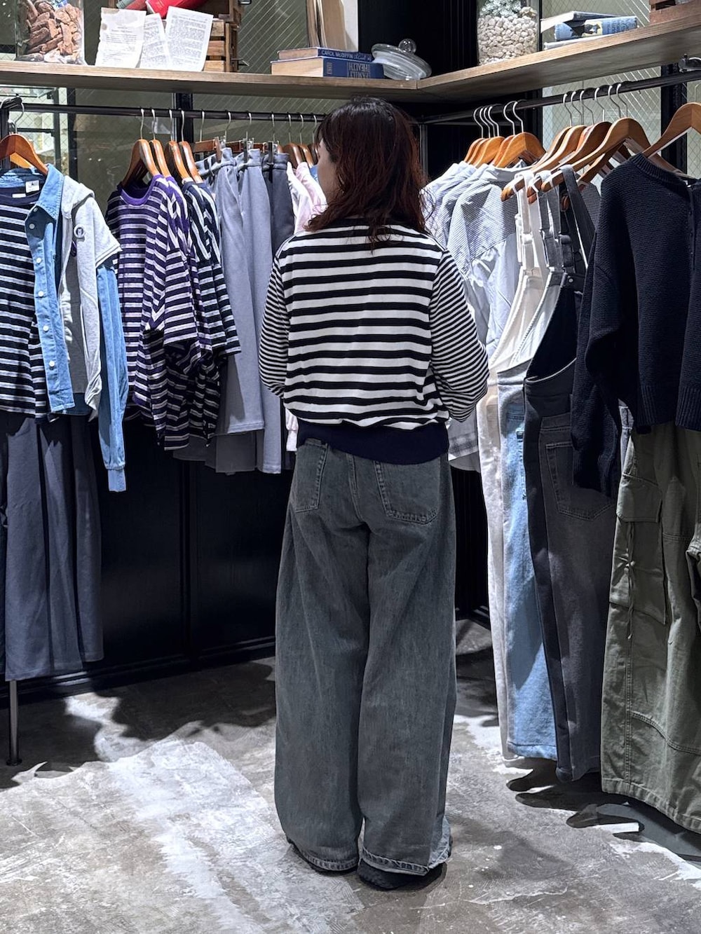 ブラック系のスニーカー、ブルー系のデニムパンツ、ブルー系のカーディガン/ボレロを着用したレディースの冬コーディネートの3枚目の写真