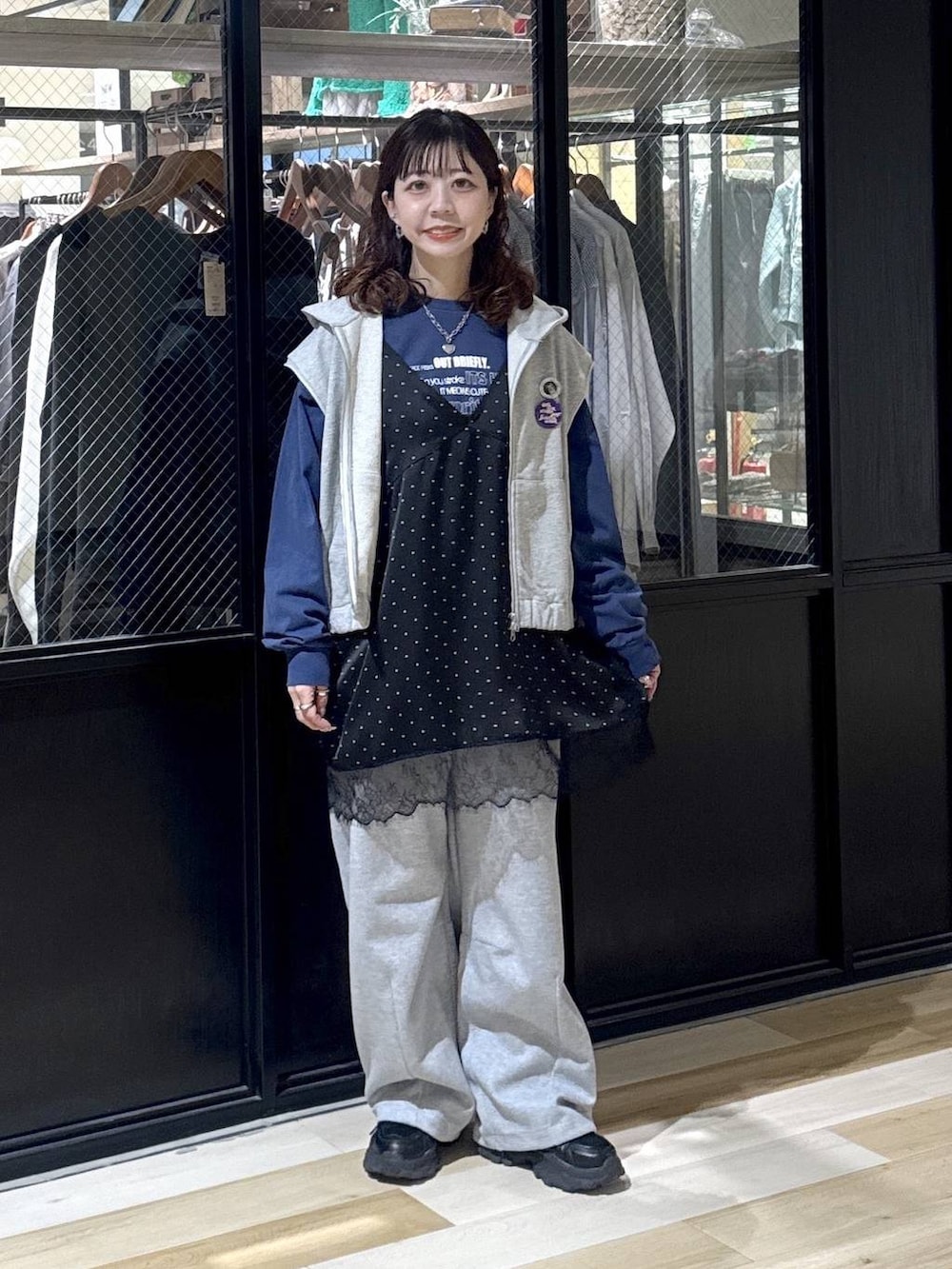 ブラック系のスニーカー、グレー系のスウェットパンツ、ブルー系のTシャツ/カットソーを着用したレディースの冬コーディネートの6枚目の写真