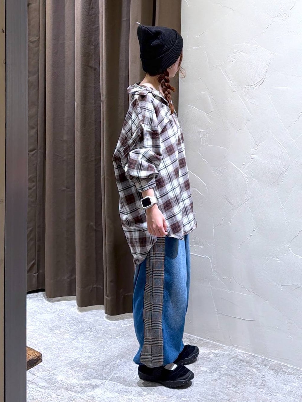 ブラウン系のデニムパンツ、ブラック系のバレエシューズ、ベージュ系のシャツ/ブラウスを着用したレディースの秋コーディネートの5枚目の写真