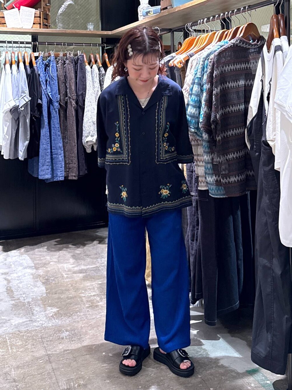 グレー系のタンクトップ、ブラック系のサンダル、ブルー系のその他パンツを着用したレディースの夏コーディネートの4枚目の写真