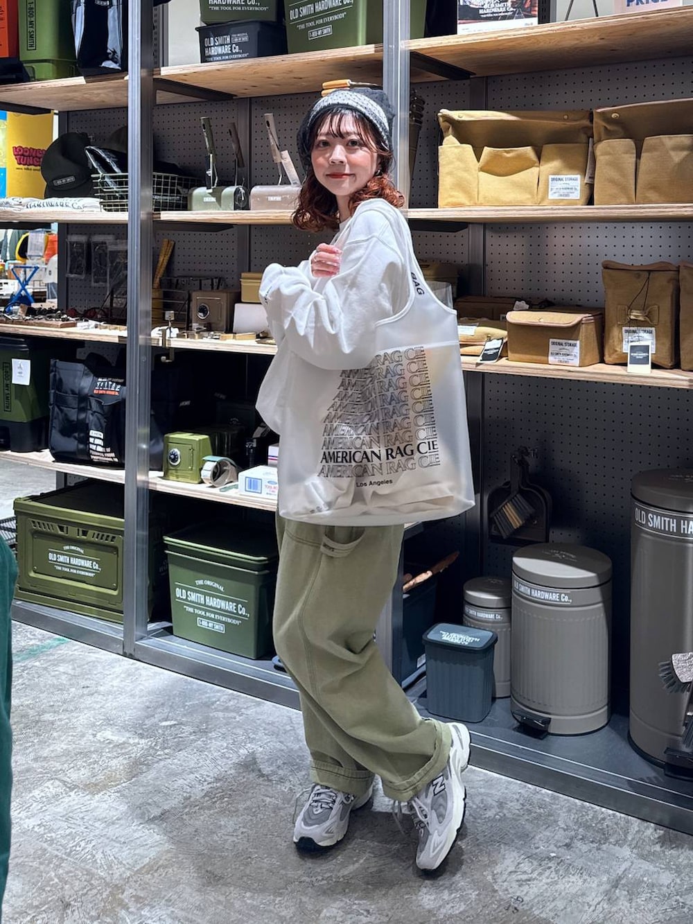 グレー系のスニーカー、ホワイト系のスウェット、ホワイト系のトートバッグを着用したレディースの春コーディネートの2枚目の写真