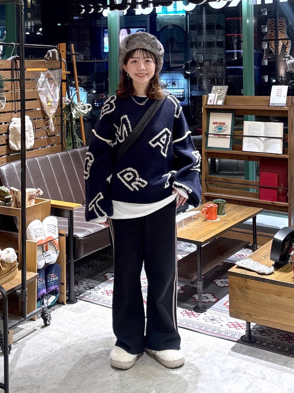 ベージュ系のスリッポン、ホワイト系のTシャツ/カットソー、ブラック系のその他パンツを着用したレディースの秋コーディネートの2枚目の写真