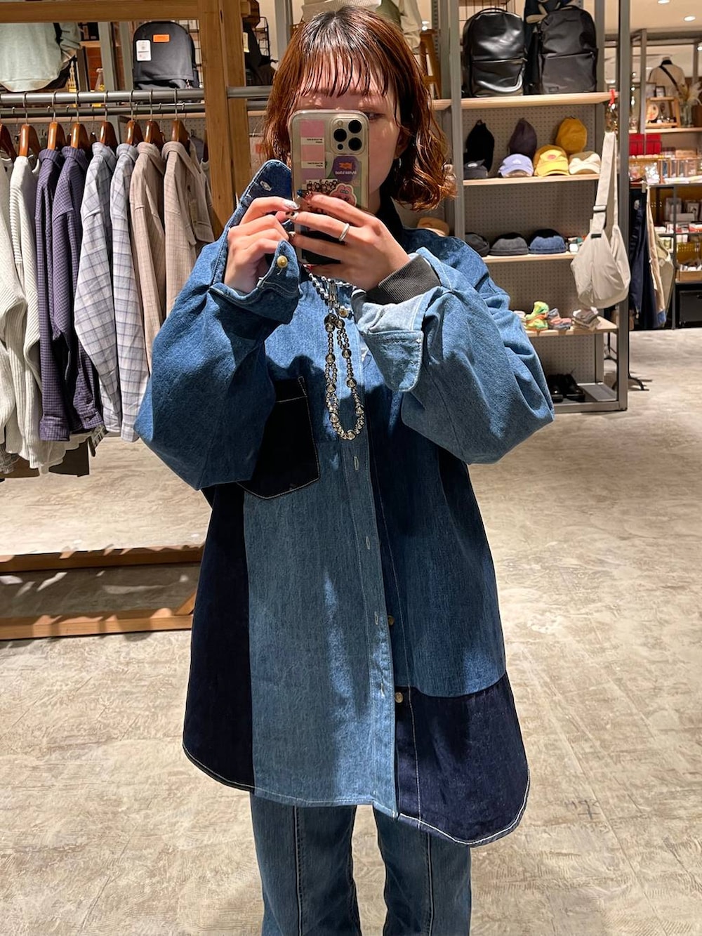 ブルー系のシャツ/ブラウス、ブルー系のデニムパンツ、グレー系のキーケース/キーアクセサリーを着用したレディースの春コーディネートの4枚目の写真