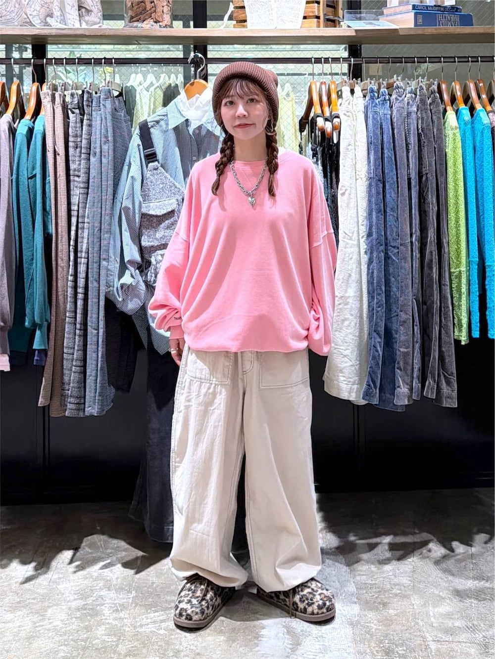 ベージュ系のその他パンツ、その他のモカシン/デッキシューズ、ピンク系のスウェットを着用したレディースの秋コーディネートの2枚目の写真