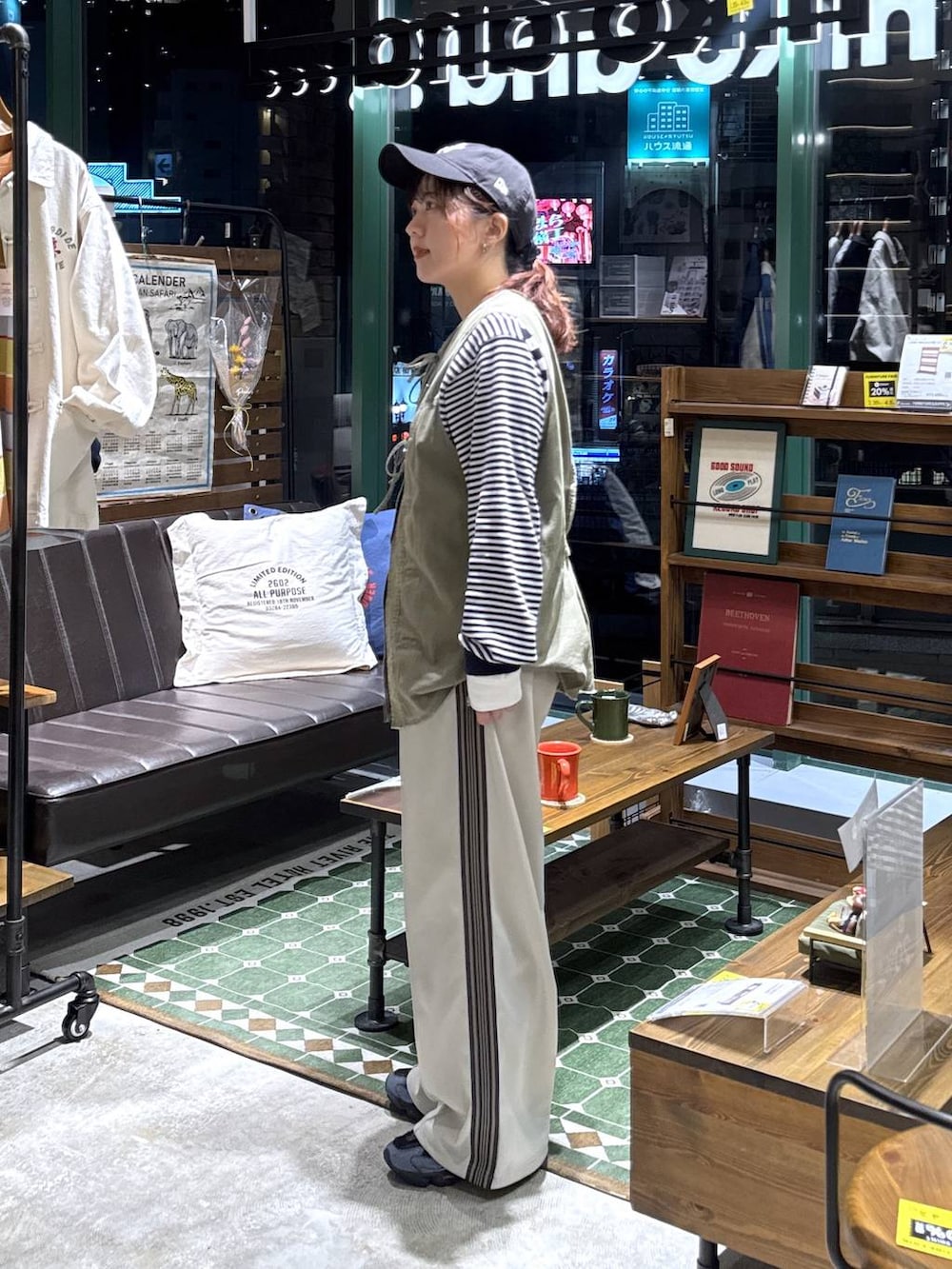 グリーン系のベスト、ベージュ系のその他パンツ、ブルー系のカーディガン/ボレロを着用したレディースの冬コーディネートの2枚目の写真