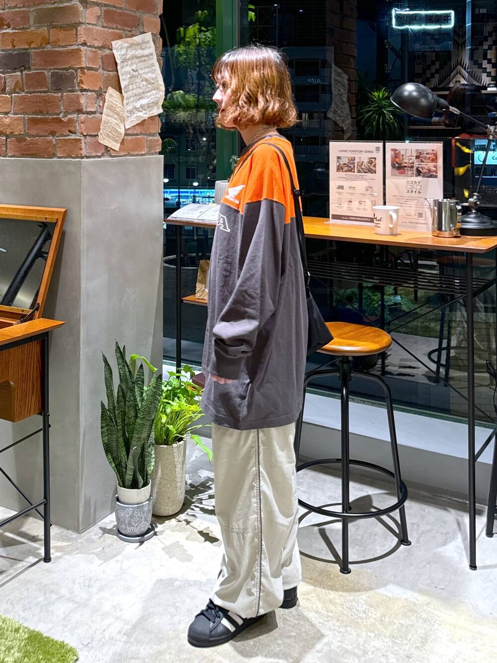 ブラック系のTシャツ/カットソー、ブラック系のショルダーバッグを着用したレディースの夏コーディネートの4枚目の写真