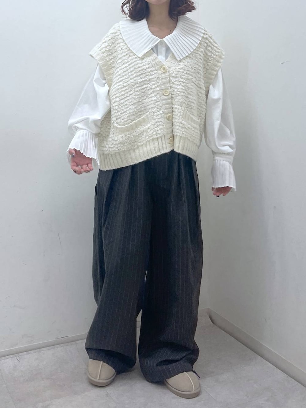 その他のスリッポン、グレー系のその他パンツ、ベージュ系のベストを着用したレディースの冬コーディネートの2枚目の写真