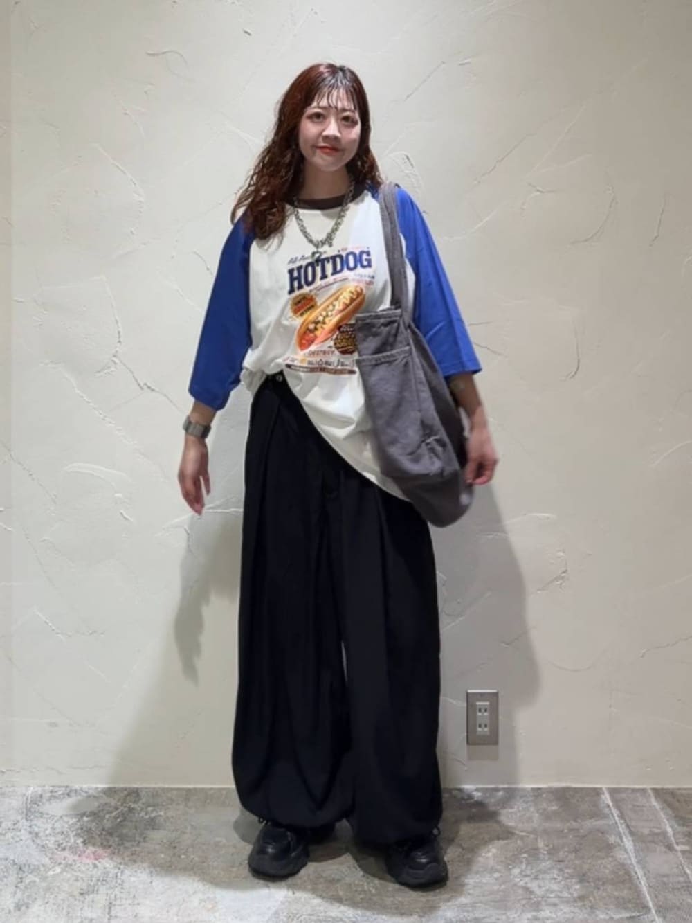 グレー系のトートバッグ、ブルー系のTシャツ/カットソー、ブラック系のその他パンツを着用したレディースの夏コーディネートの2枚目の写真