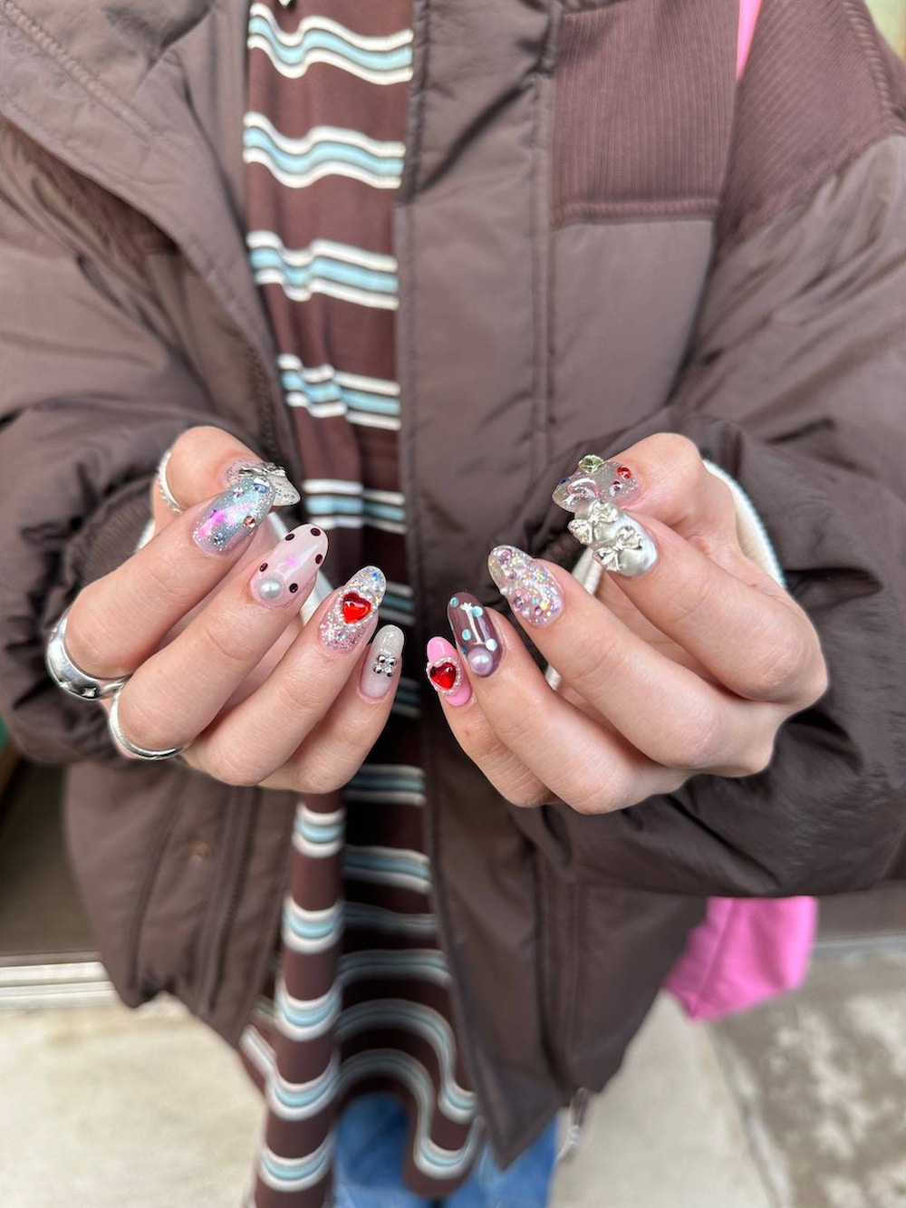 ブラウン系のTシャツ/カットソーを着用したレディースの春コーディネートの2枚目の写真