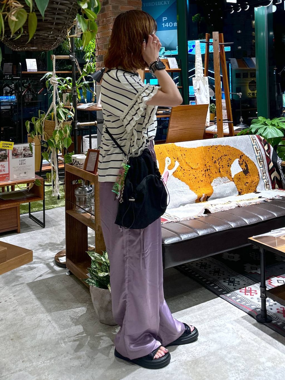 ブラック系のサンダル、ブラック系のショルダーバッグ、ブラック系のTシャツ/カットソーを着用したレディースの夏コーディネートの5枚目の写真