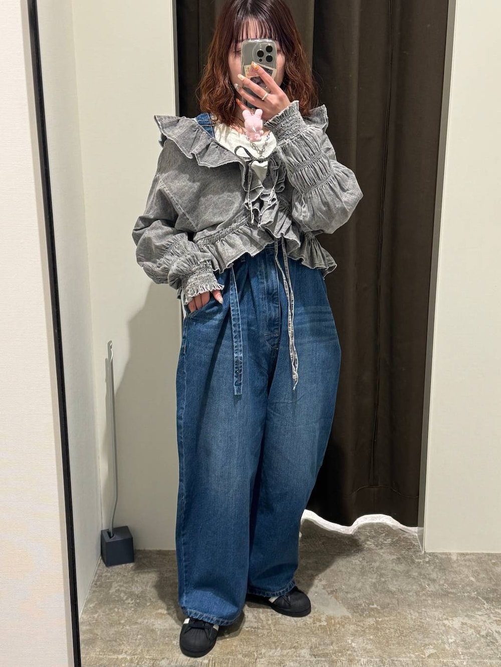 ベージュ系のTシャツ/カットソー、グレー系のシャツ/ブラウス、ブルー系のサロペット/オーバーオールを着用したレディースの冬コーディネートの2枚目の写真