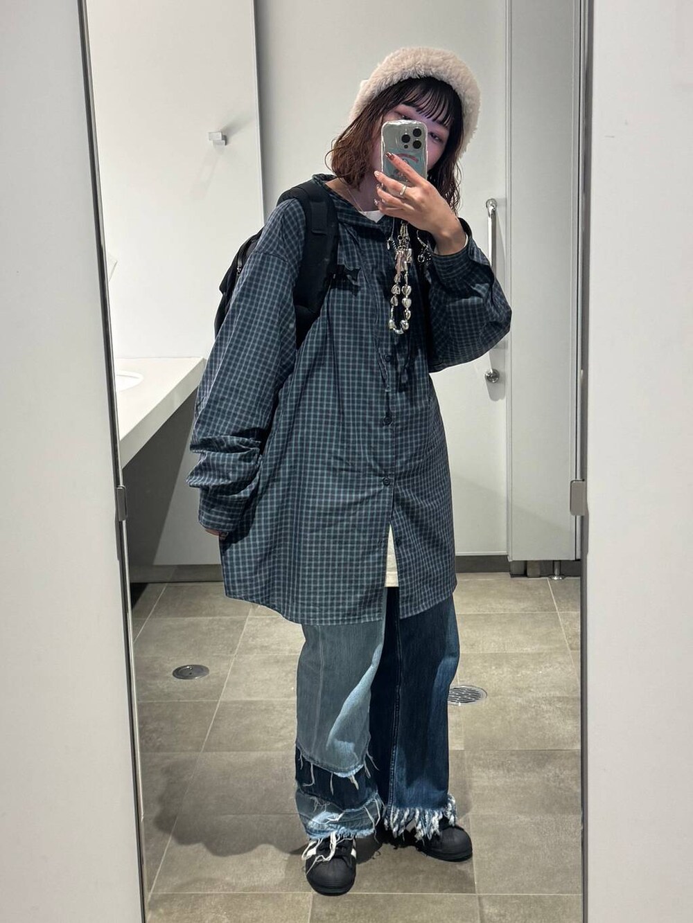 ブルー系のデニムパンツ、グリーン系のシャツ/ブラウス、ベージュ系のニットキャップ/ビーニーを着用したレディースの秋コーディネートの2枚目の写真