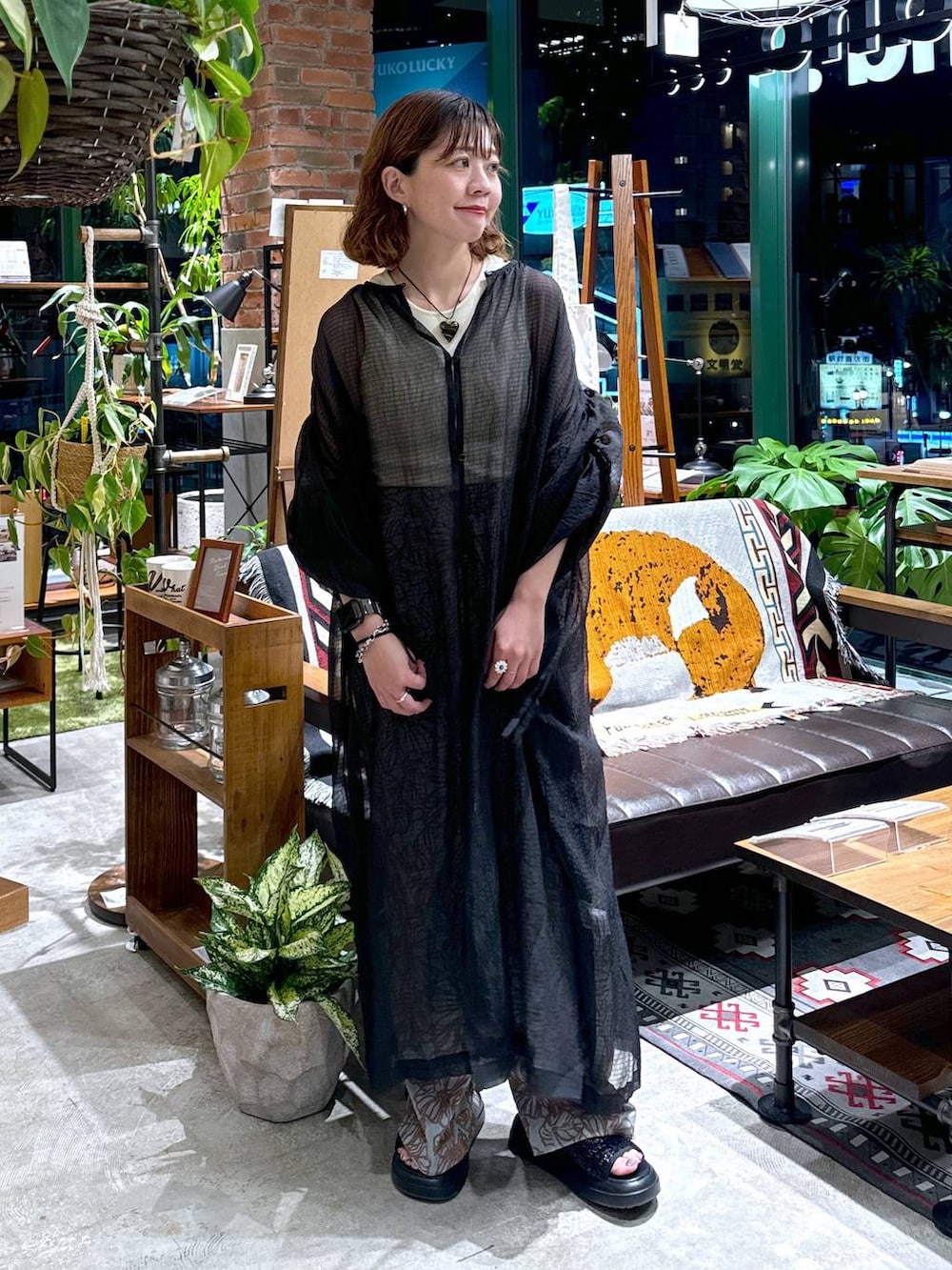 ブラック系のサンダル、ベージュ系のタンクトップ、ブルー系のその他パンツを着用したレディースの夏コーディネートの2枚目の写真