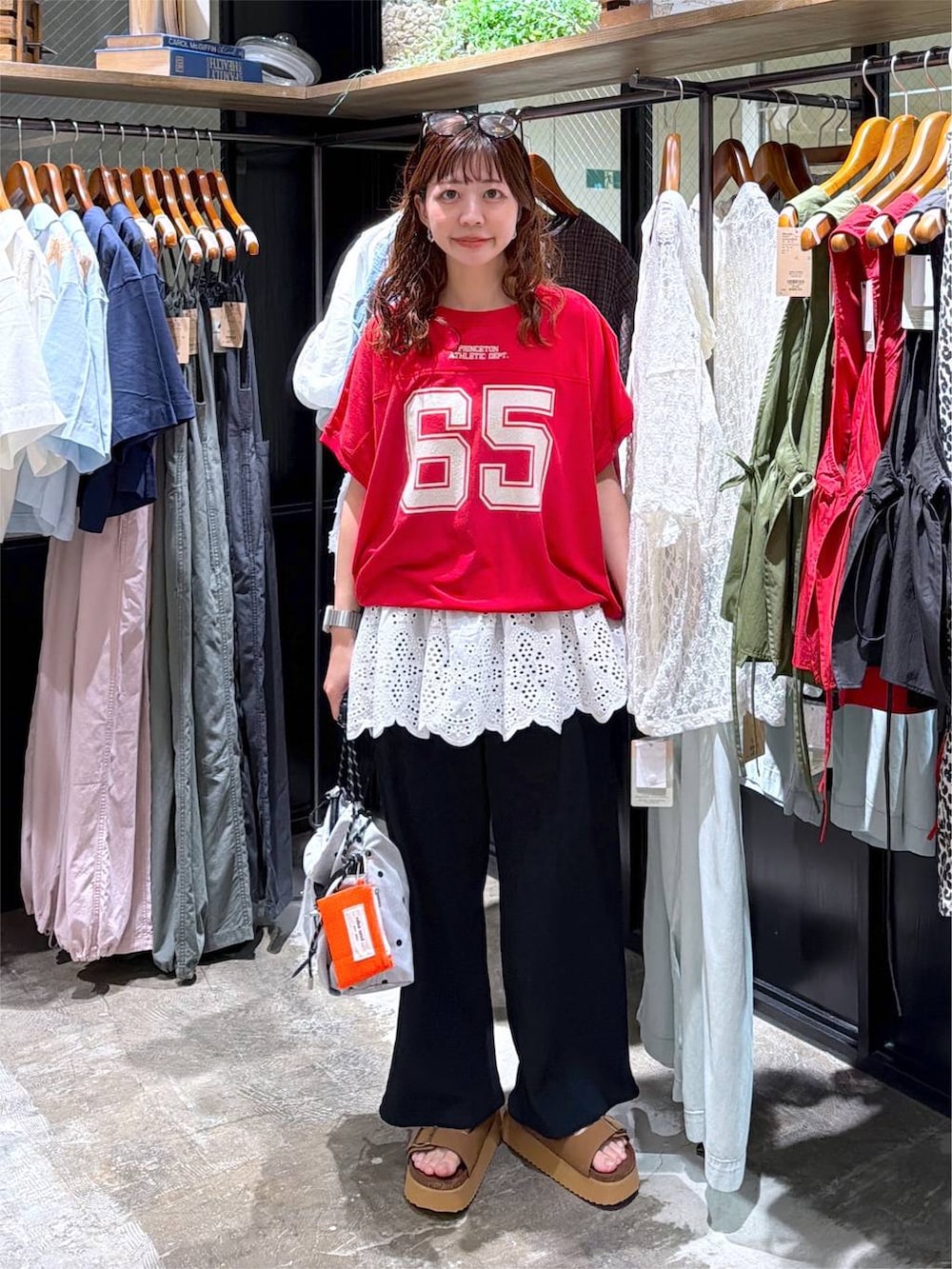 ブラウン系のサンダル、ブラック系のその他パンツ、その他のショルダーバッグを着用したレディースの夏コーディネートの2枚目の写真