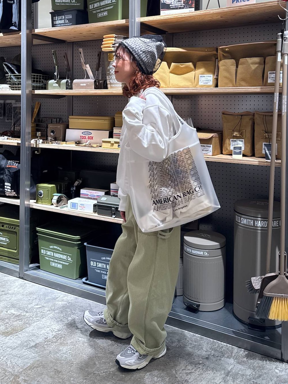 グレー系のスニーカー、ホワイト系のスウェット、ホワイト系のトートバッグを着用したレディースの春コーディネートの3枚目の写真