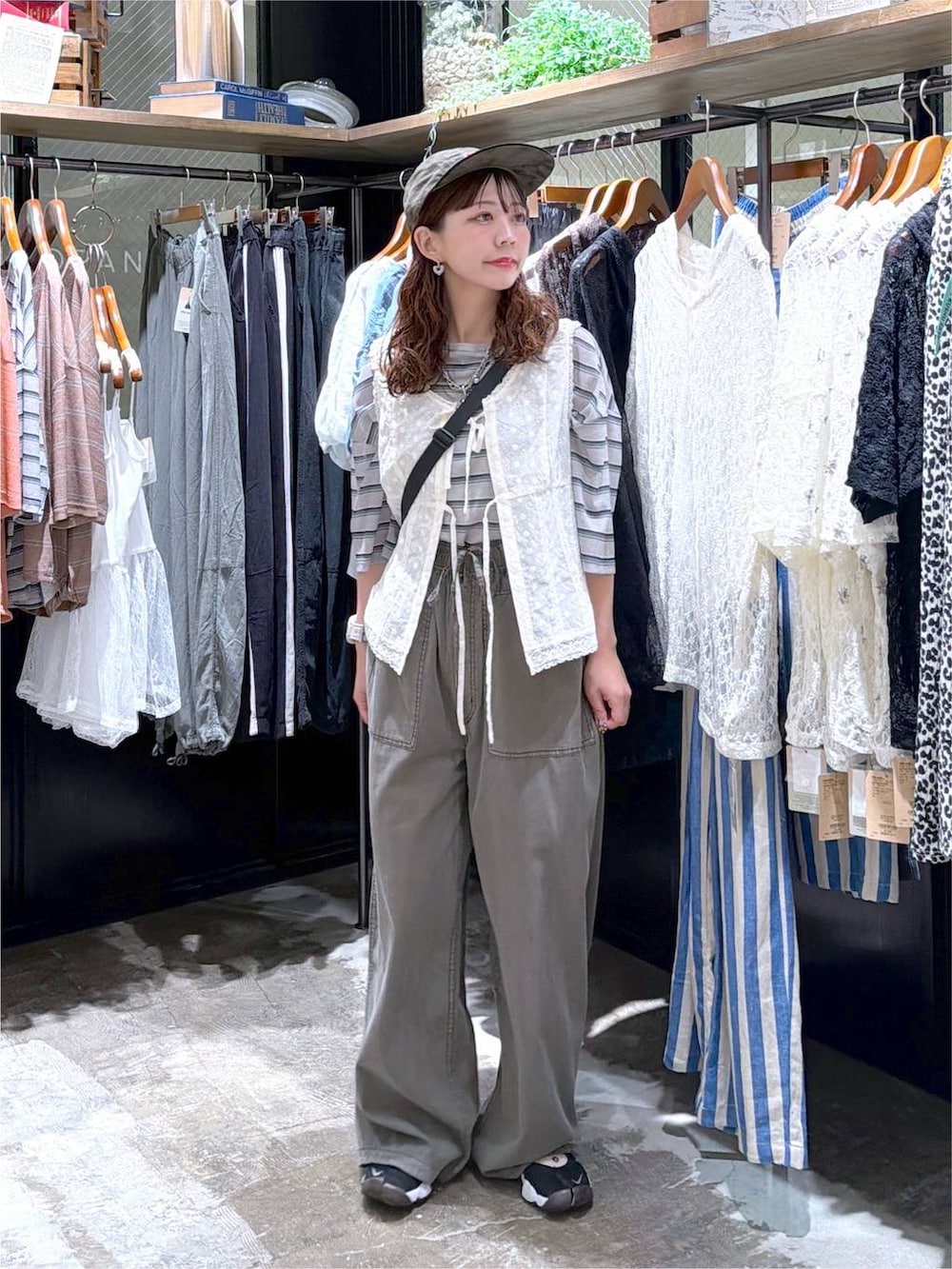 グリーン系のその他パンツ、グレー系のTシャツ/カットソー、ブラック系のショルダーバッグを着用したレディースの夏コーディネートの6枚目の写真