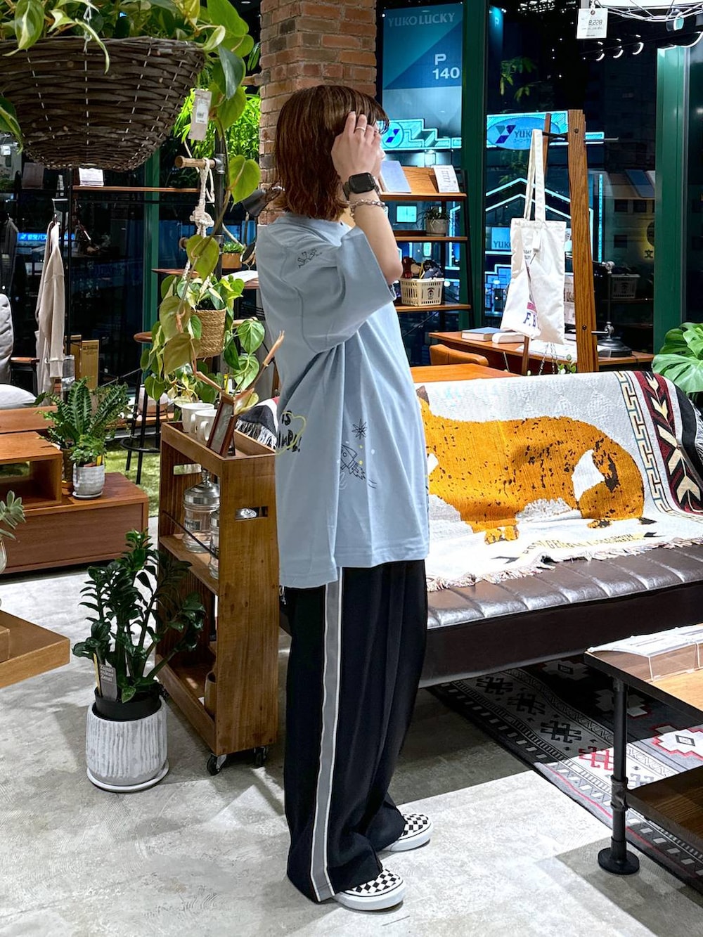 ブラック系のその他パンツを着用したレディースの夏コーディネートの5枚目の写真