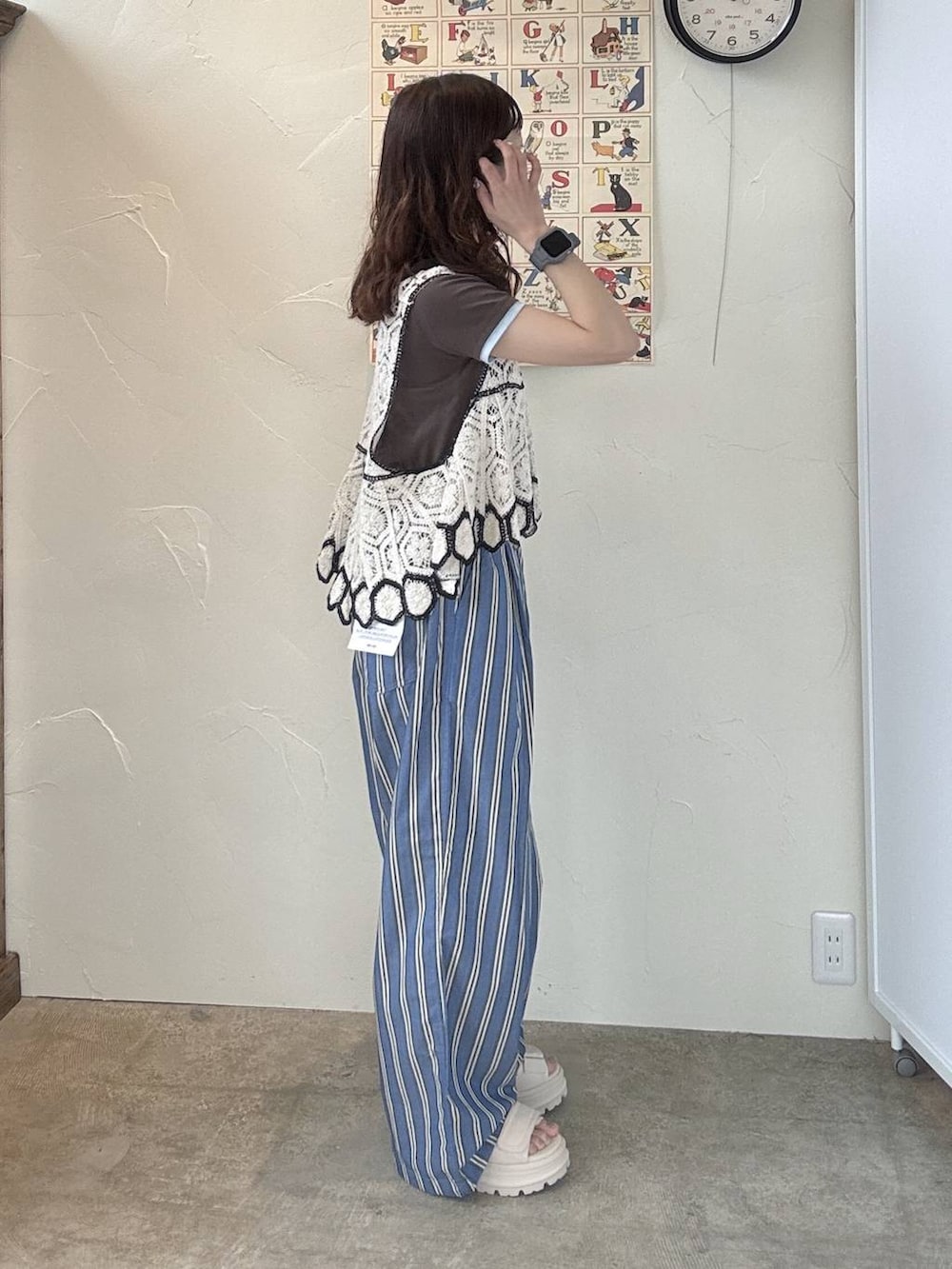 ブルー系のその他パンツ、ベージュ系のベスト、ブラウン系のTシャツ/カットソーを着用したレディースの春コーディネートの5枚目の写真