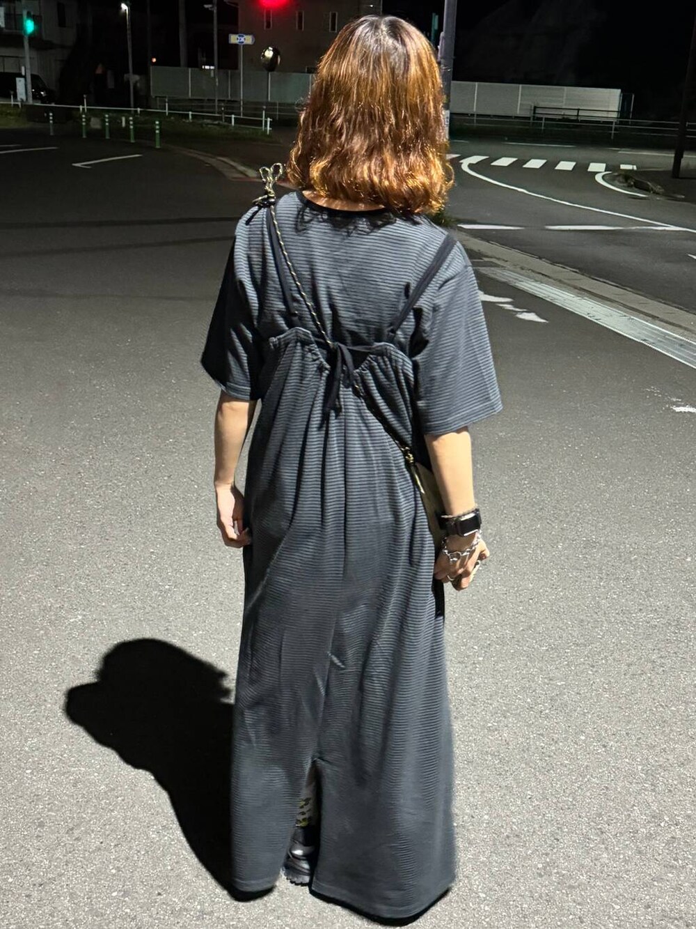 ベージュ系のショルダーバッグ、ブラック系のサンダル、その他のネックレスを着用したレディースの春コーディネートの4枚目の写真