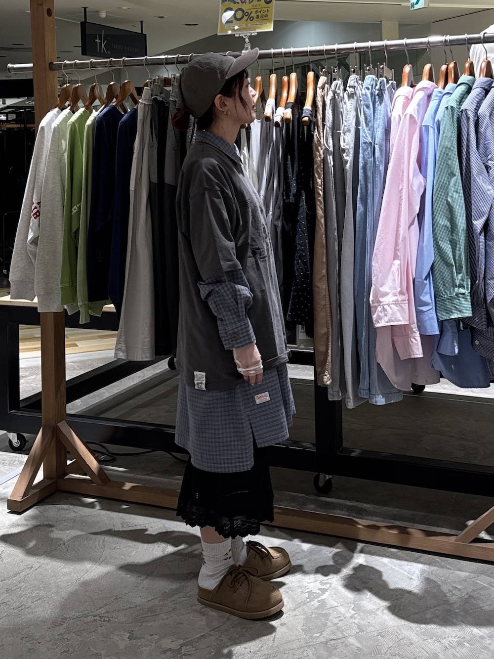 イエロー系のモカシン/デッキシューズ、グレー系のTシャツ/カットソー、ブラック系のスカートを着用したレディースの春コーディネートの4枚目の写真