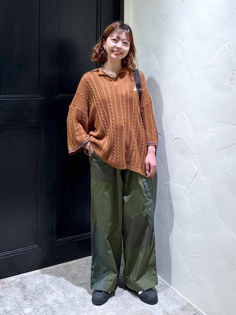 グリーン系のその他パンツ、その他のネックレスを着用したレディースの春コーディネートの3枚目の写真