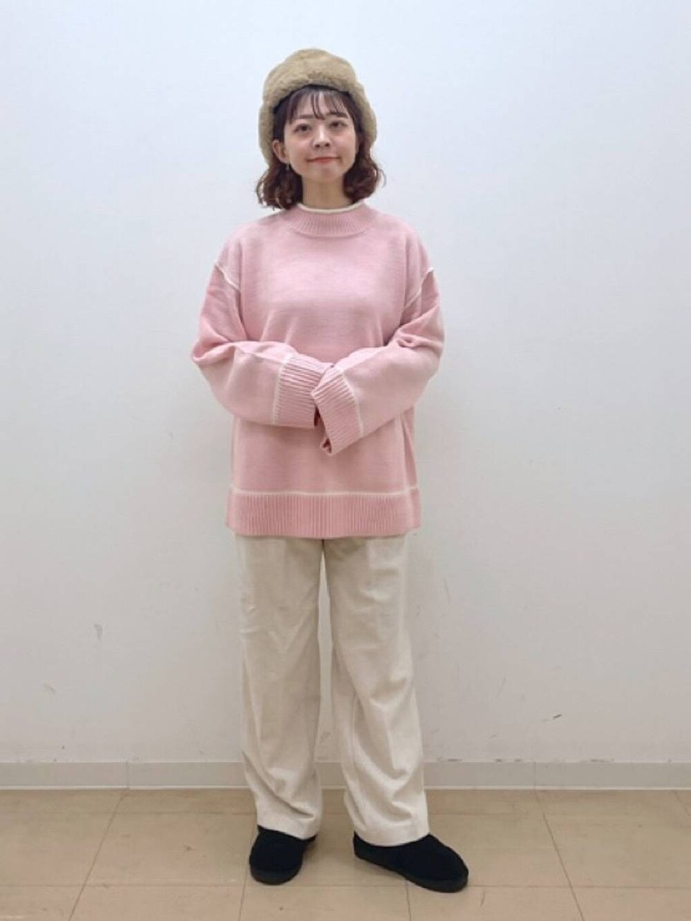 ブラック系のその他シューズ、ベージュ系のその他パンツ、ピンク系のニット/セーターを着用したレディースの冬コーディネートの2枚目の写真