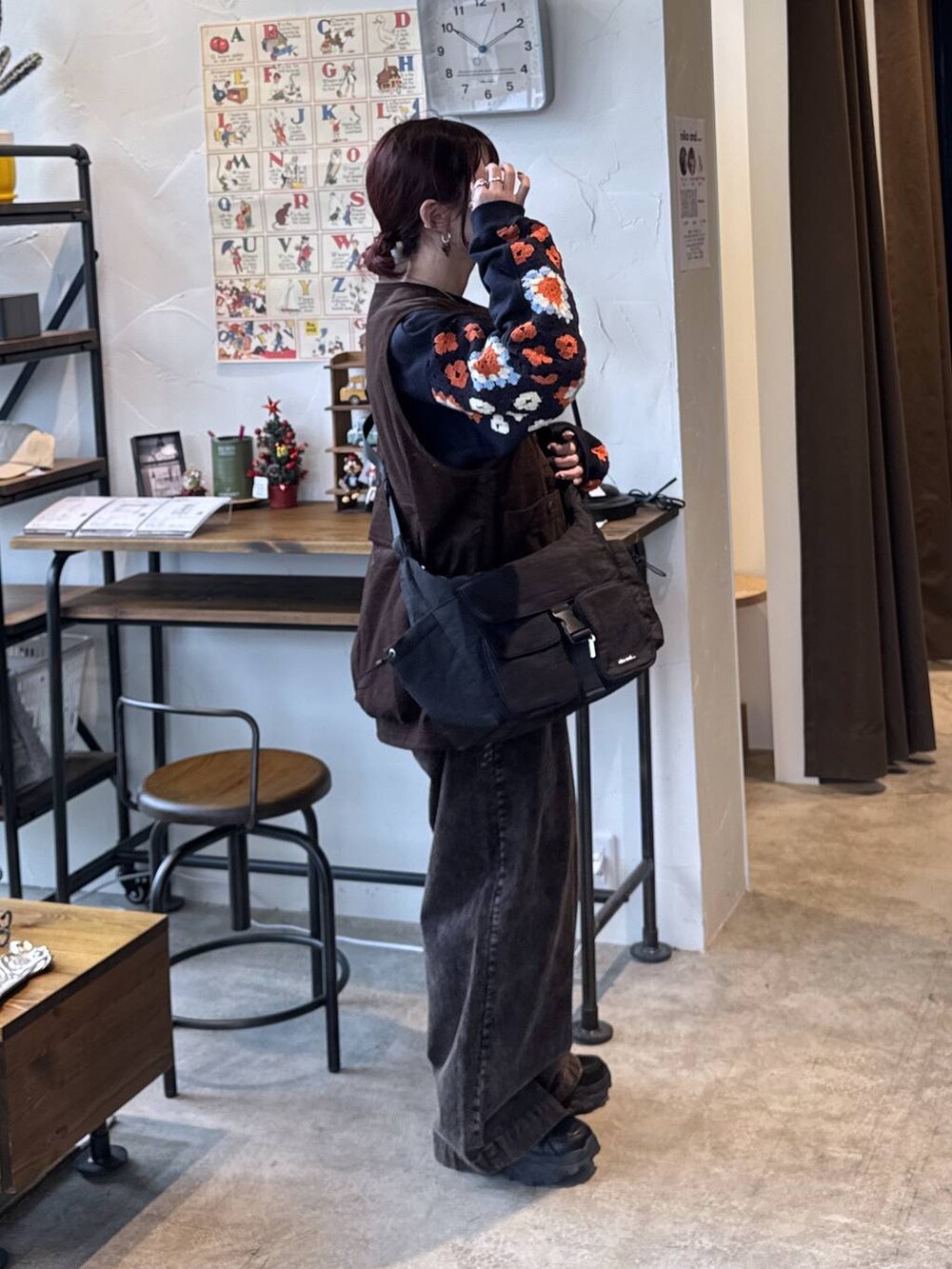 ブルー系のスウェット、ホワイト系のTシャツ/カットソー、ブラウン系のその他パンツを着用したレディースの冬コーディネートの3枚目の写真