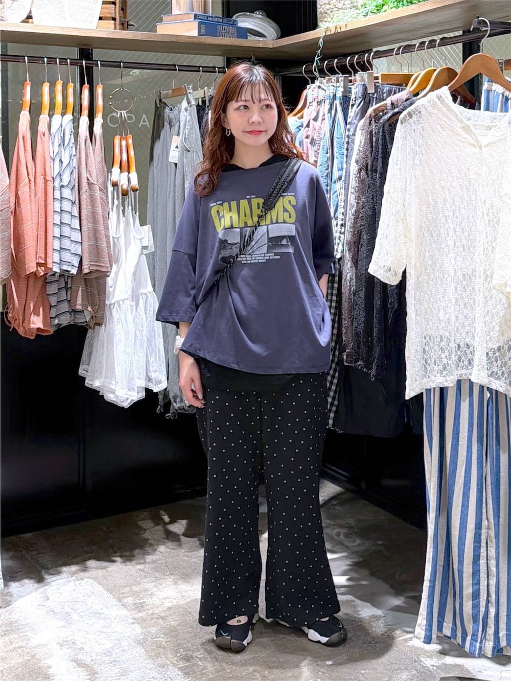 グレー系のその他パンツ、その他のショルダーバッグ、ブルー系のTシャツ/カットソーを着用したレディースの夏コーディネートの3枚目の写真