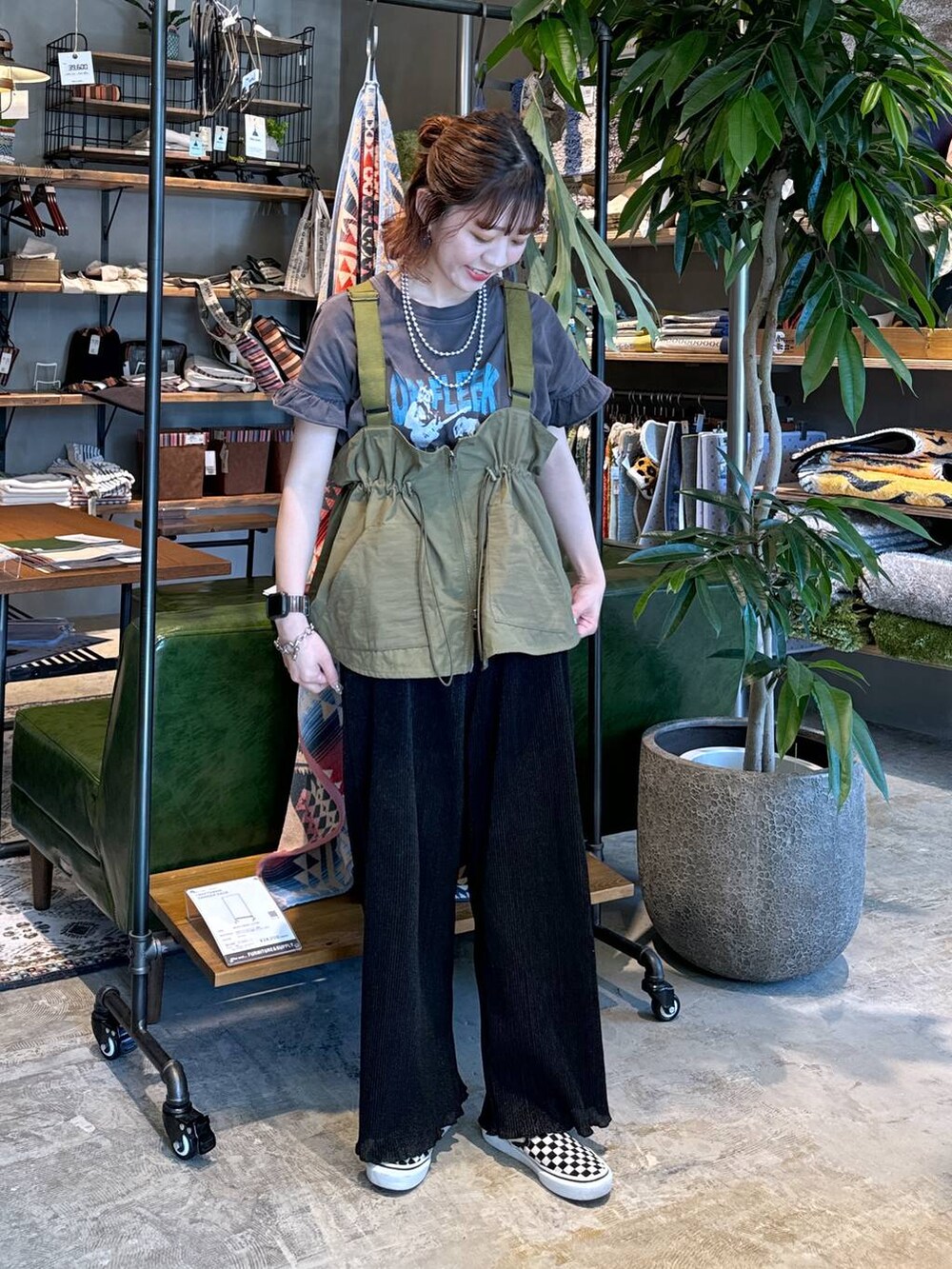 ブラック系のその他パンツ、グレー系のTシャツ/カットソーを着用したレディースの春コーディネートの2枚目の写真