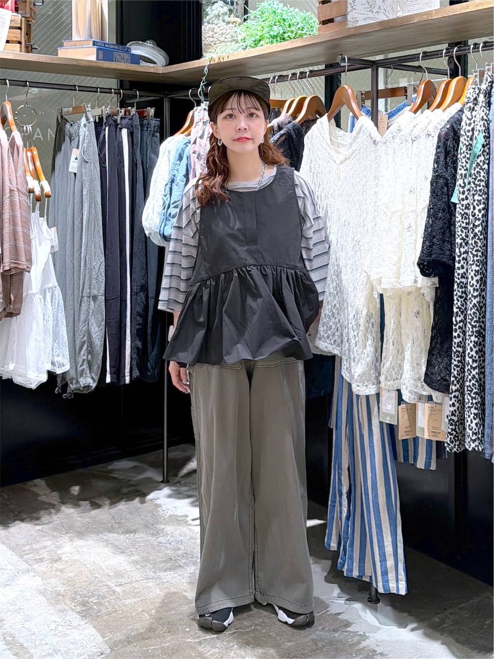 グリーン系のその他パンツ、グレー系のTシャツ/カットソー、ブラック系のベストを着用したレディースの夏コーディネートの6枚目の写真