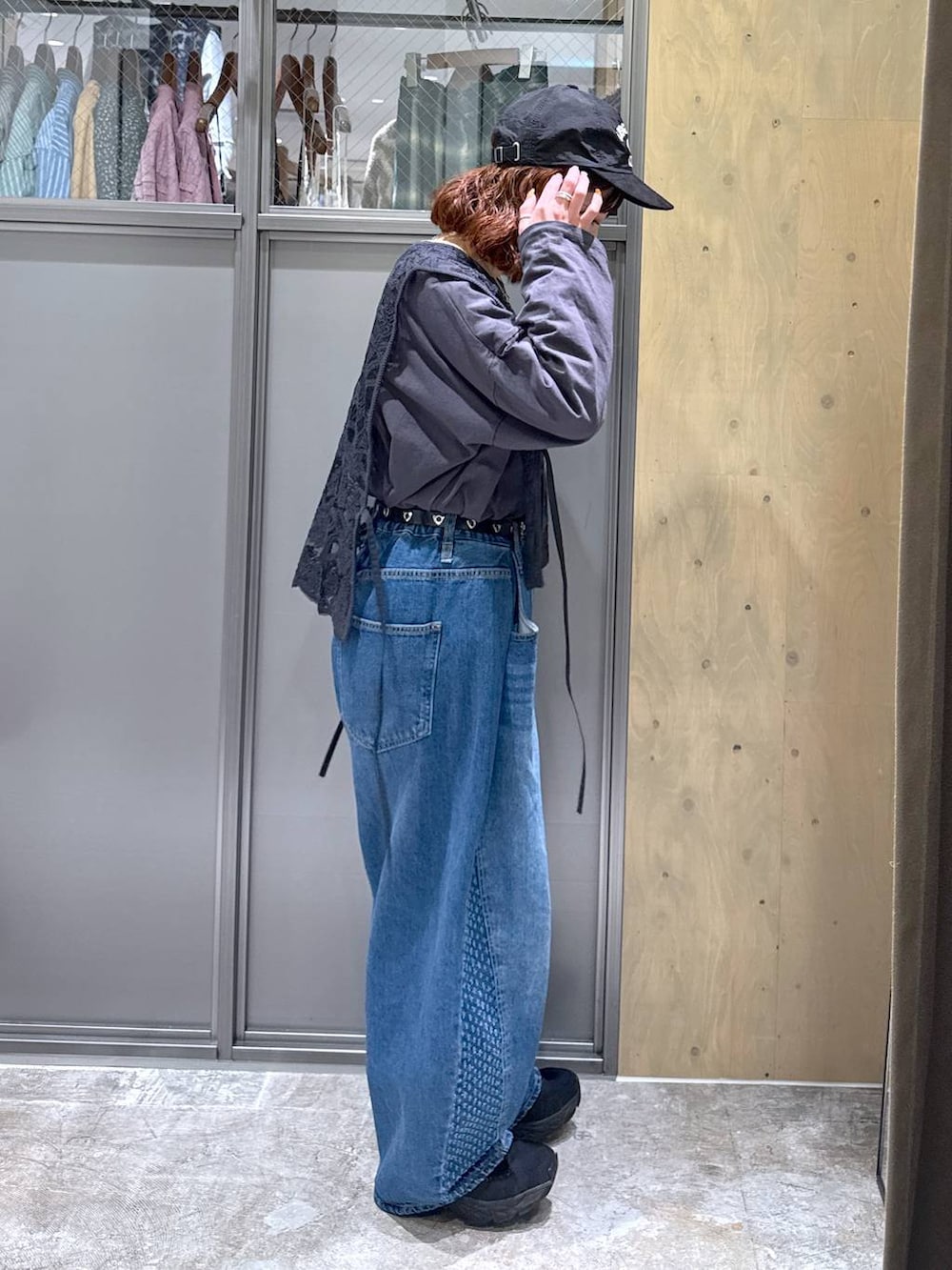 グレー系のTシャツ/カットソー、ブルー系のデニムパンツ、ブラック系のベストを着用したレディースの冬コーディネートの5枚目の写真