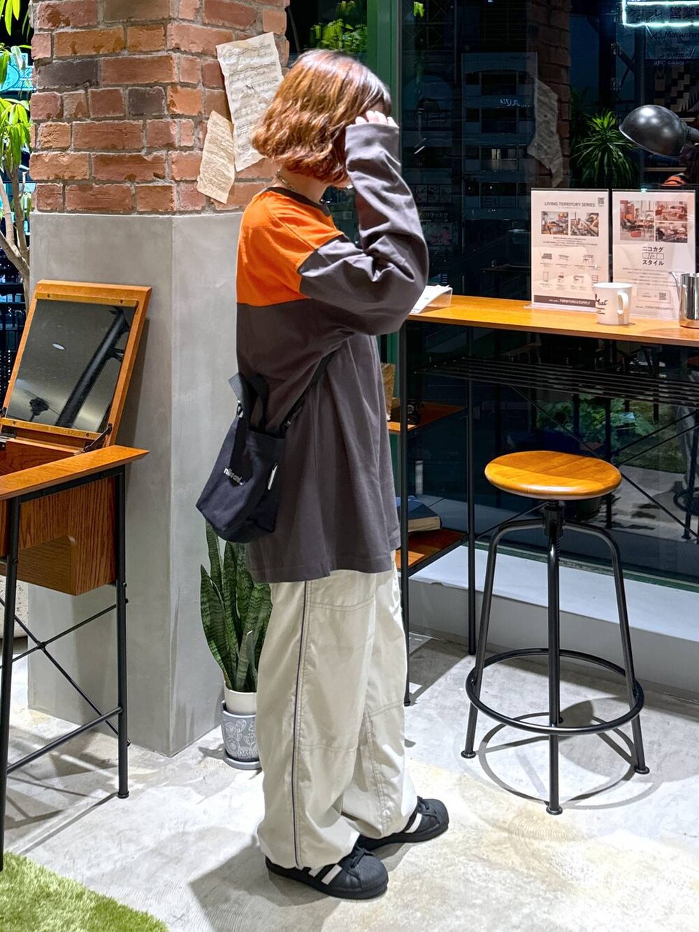 ブラック系のTシャツ/カットソー、ブラック系のショルダーバッグを着用したレディースの夏コーディネートの8枚目の写真