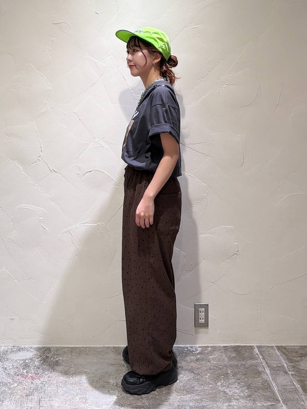 ブラウン系のその他パンツ、グレー系のTシャツ/カットソー、ブラック系の財布を着用したレディースの夏コーディネートの3枚目の写真