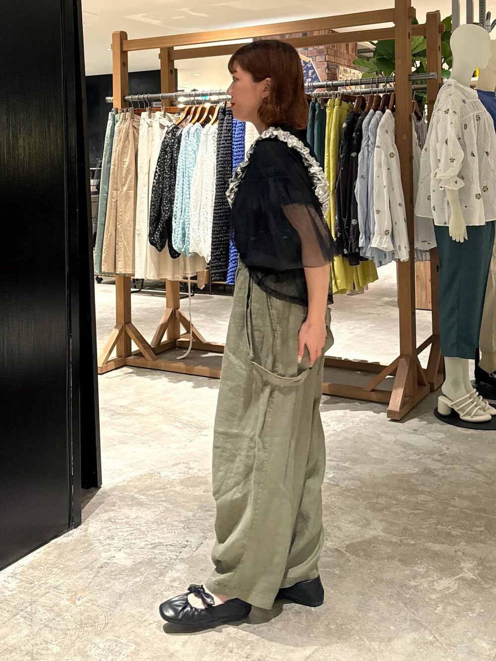 ブラック系のTシャツ/カットソー、ブラック系のパンプスを着用したレディースの春コーディネートの2枚目の写真