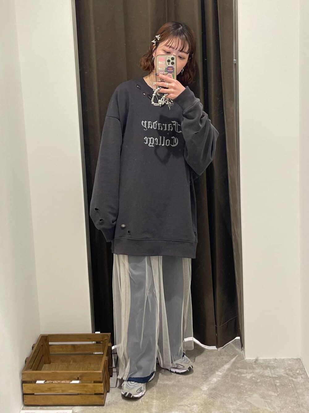 ホワイト系のその他パンツ、ブルー系のその他パンツ、グレー系のスウェットを着用したレディースの春コーディネートの2枚目の写真