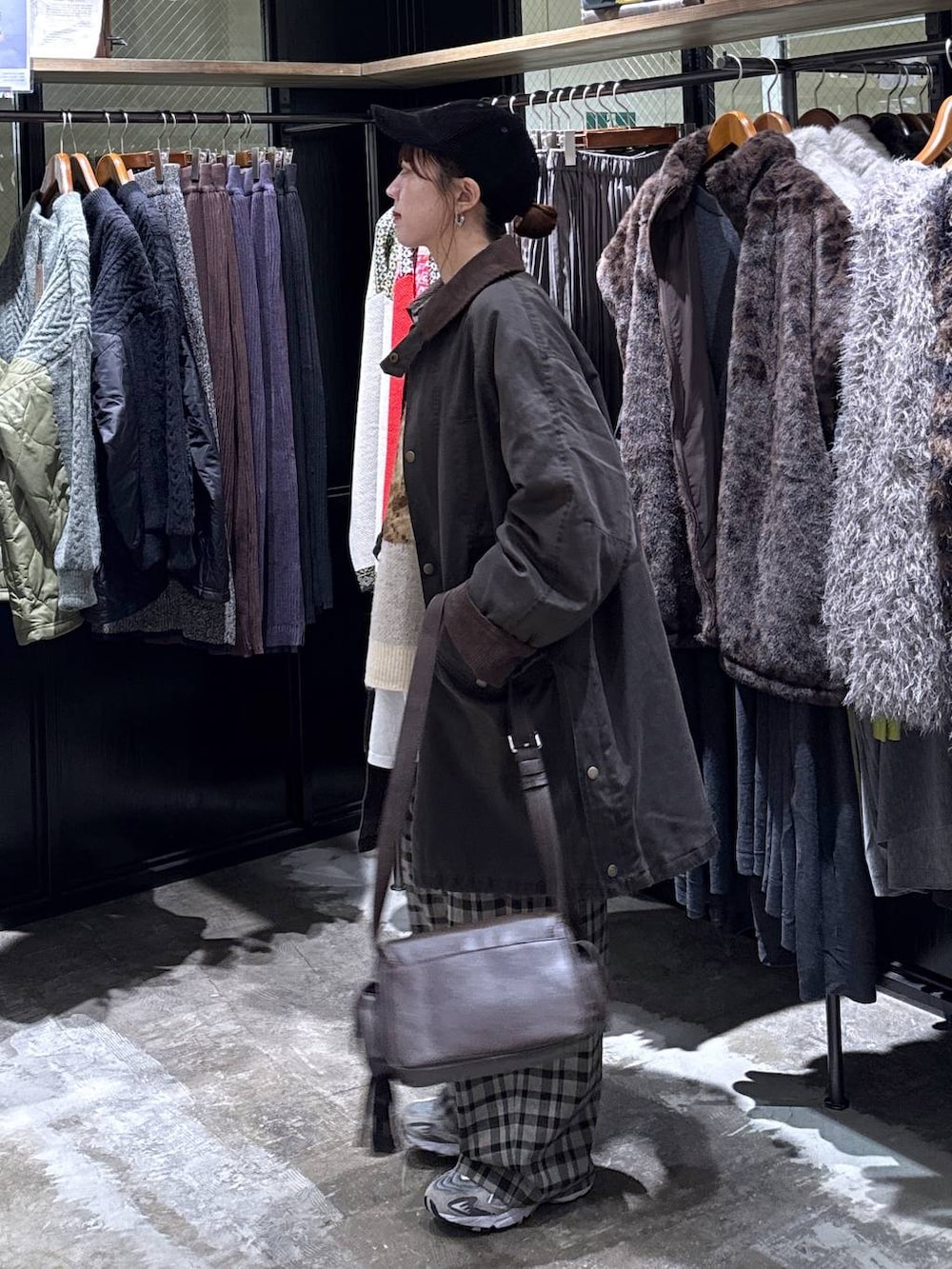 ホワイト系のTシャツ/カットソー、ブラウン系のその他パンツ、ブラウン系のその他アウターを着用したレディースの秋コーディネートの3枚目の写真