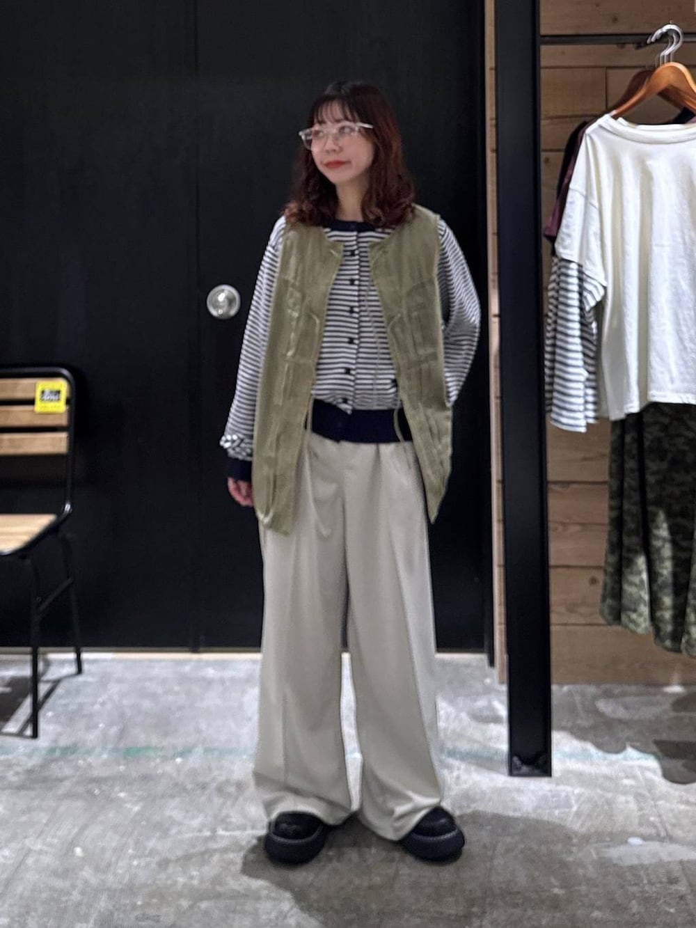 ブラック系のその他シューズ、グリーン系のベスト、ベージュ系のその他パンツを着用したレディースの冬コーディネートの2枚目の写真