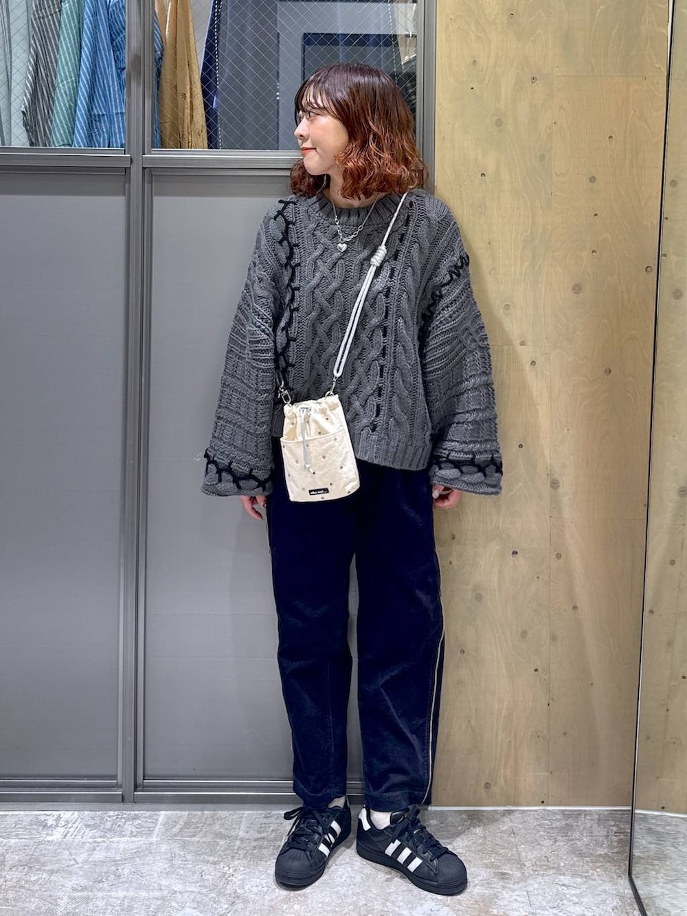 ホワイト系のショルダーバッグ、ブルー系のその他パンツ、グレー系のニット/セーターを着用したレディースの春コーディネートの2枚目の写真